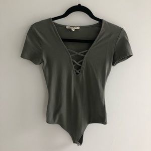 ✨Express short sleeve bodysuit (gently used)✨